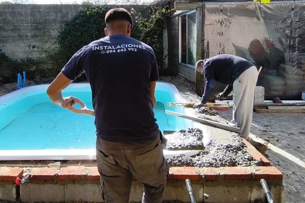 Equipo de Aquasol nivelando y hormigonando el perímetro de una piscina de fibra de vidrio