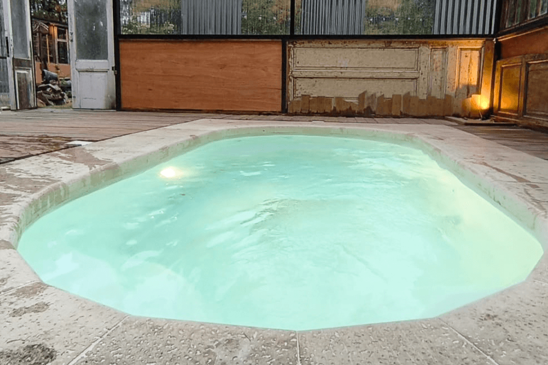 Piscina de fibra de vidrio instalada y terminada con iluminación